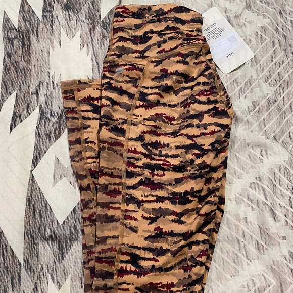 🆕 Fabletics On-The-Go PowerHold® High-Waisted Legging - Cacao Tigress - Picture 2 of 2